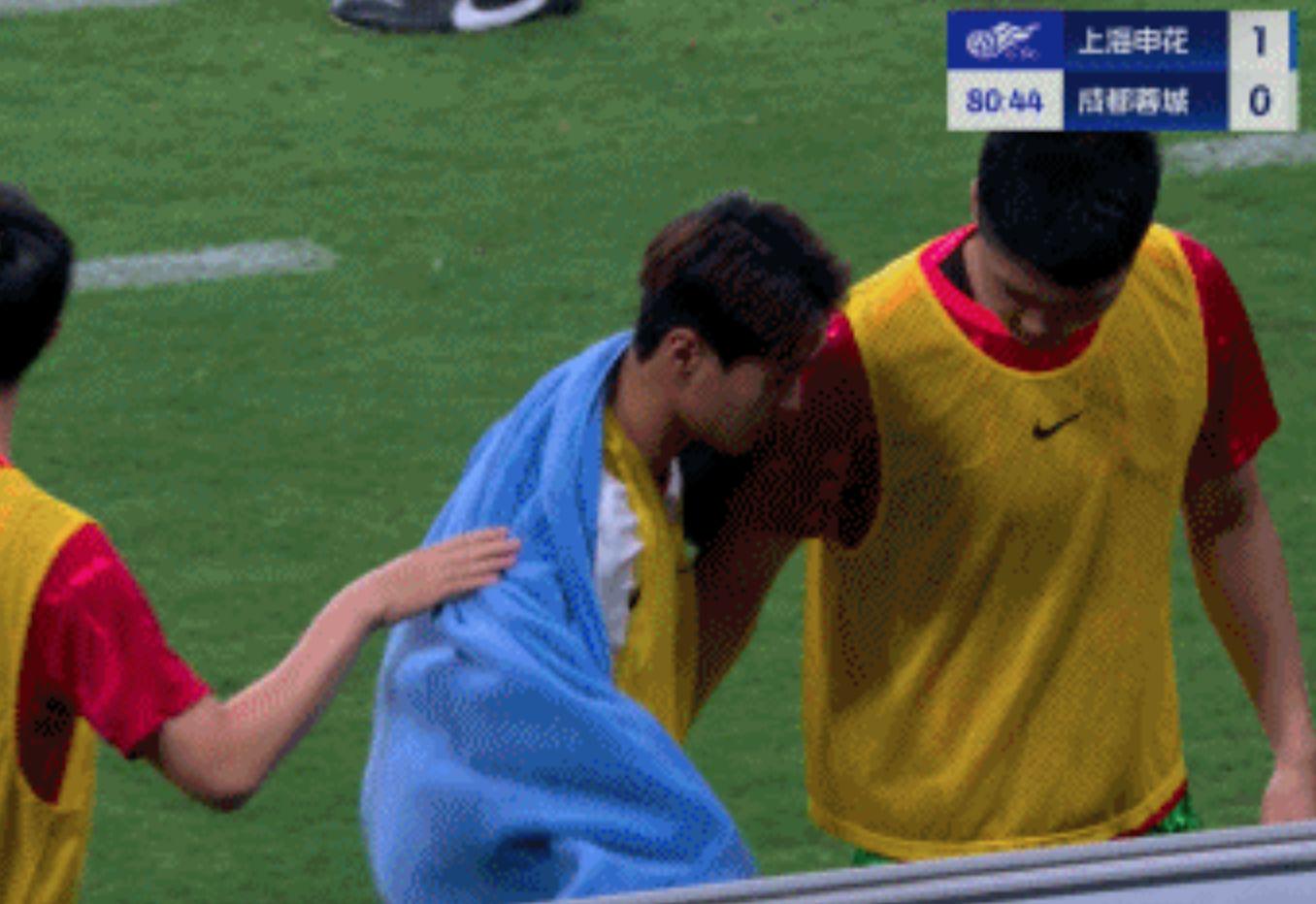 韦世豪在大, 路活动, 染黄的行为 韦世豪在大, 路活动, 染黄的行为